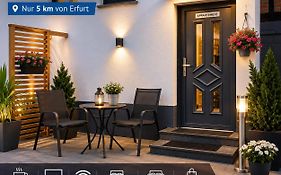 Modernes Appartement 5 km von Erfurt, mit Kaffeevollautomat, TV, WLAN, Boxspringbett, Schlafsofa und Einkaufsmöglichkeiten, sehr gute Anbindung zur A71 und A4, kostenloser öff Parkplatz für PKW und Transporter